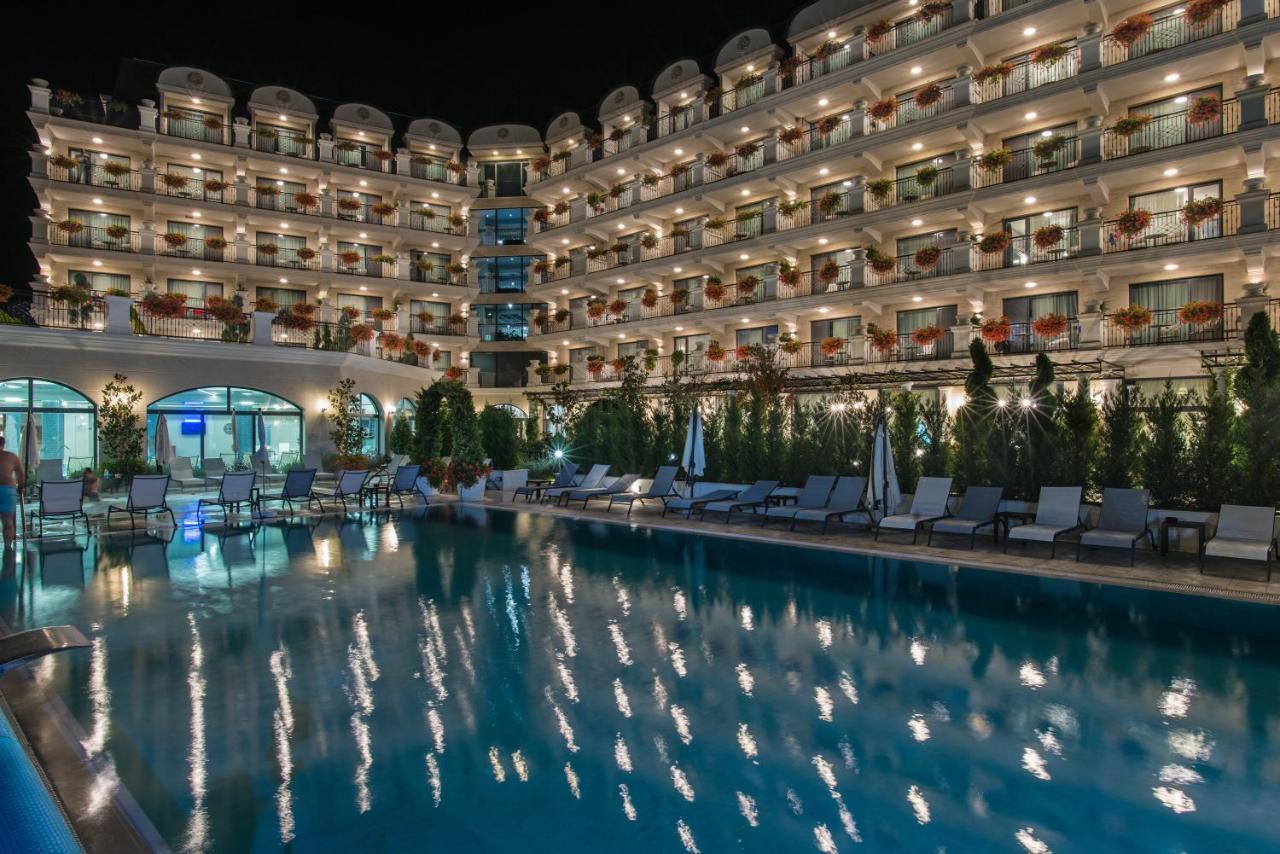 Casa Di Fiore Spa And Medical Hotel, Mineral Pools & Private Beach Kranevo Eksteriør billede The hotel at night